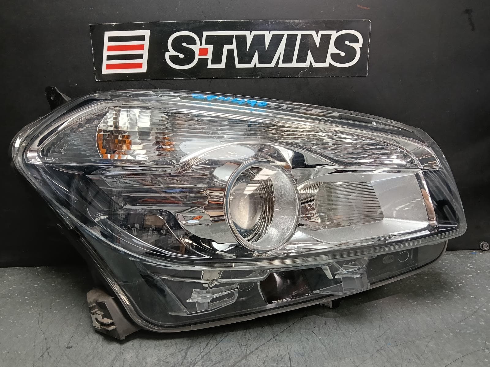 Used auto part listing image: 2014 NISSAN DUALIS RIGHT HEADLAMP J10, HALOGEN TYPE, 01/10-05/14 0000380270