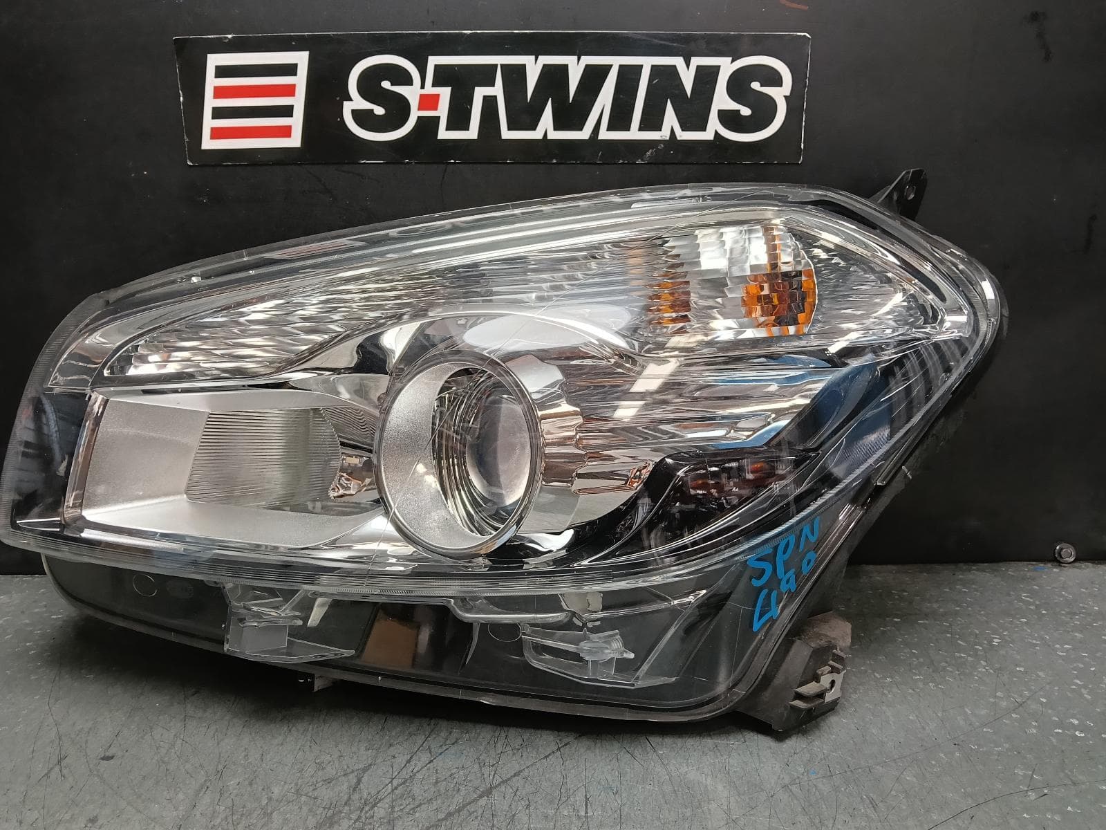 Used auto part listing image: 2014 NISSAN DUALIS LEFT HEADLAMP J10, HALOGEN TYPE, 01/10-05/14 0000380275