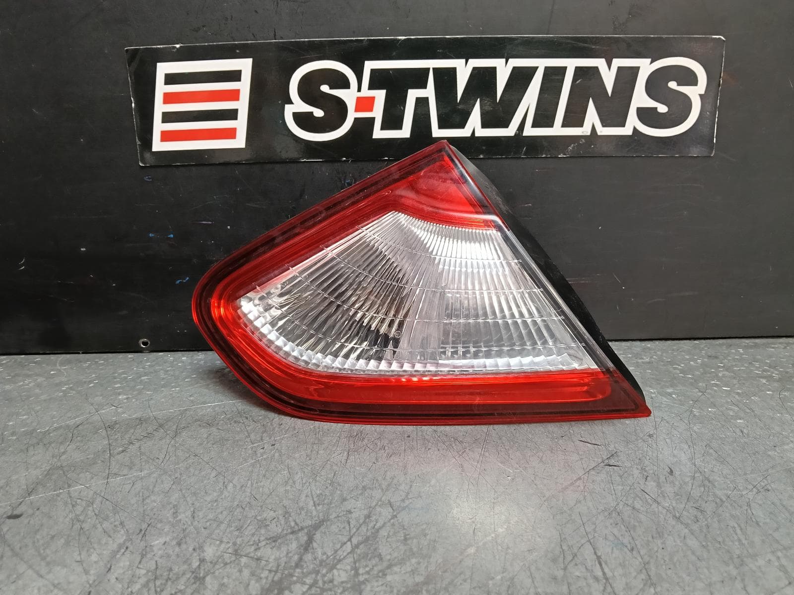 Used auto part listing image: 2014 NISSAN DUALIS REAR GARNISH TAILGATE LAMP (RH SIDE), J10, 01/10-05/14 0000380282