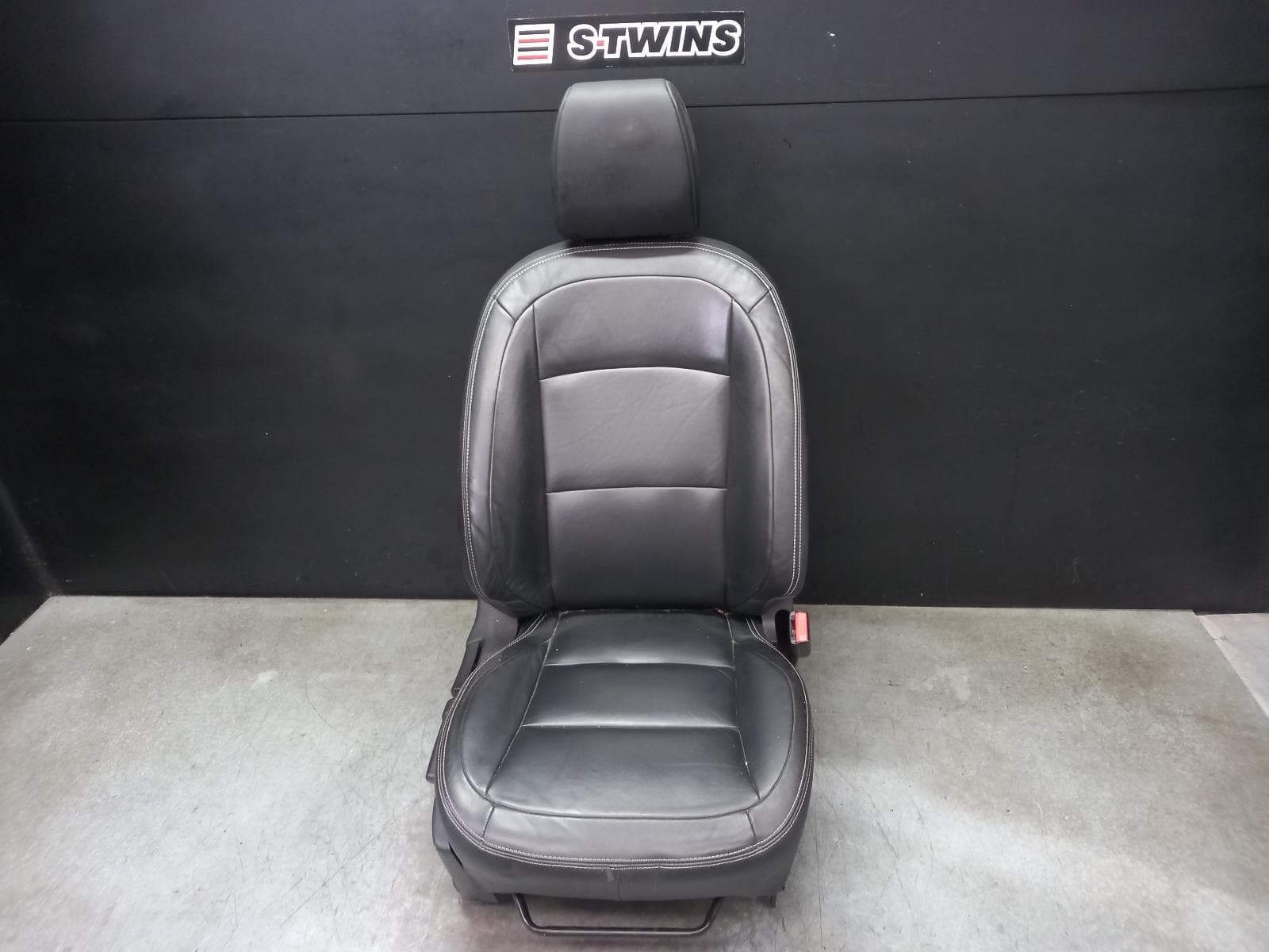Used auto part listing image: 2014 NISSAN DUALIS FRONT SEAT RH FRONT, J10, LEATHER, BLACK, 10/07-05/14 0000380288