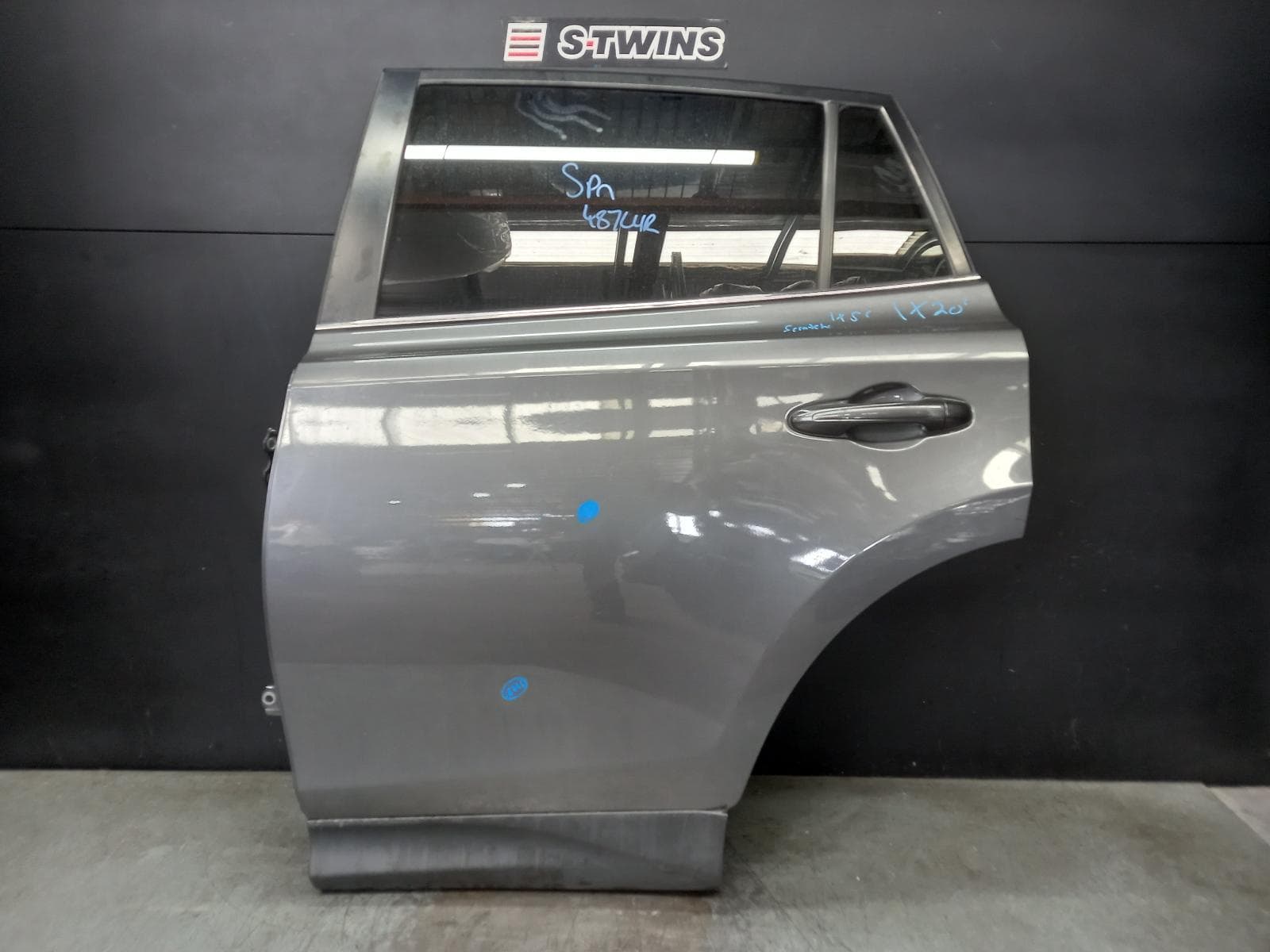 Used auto part listing image: 2014 TOYOTA RAV4 LEFT REAR DOOR SLIDING XA40, 12/12-12/18 0000381855