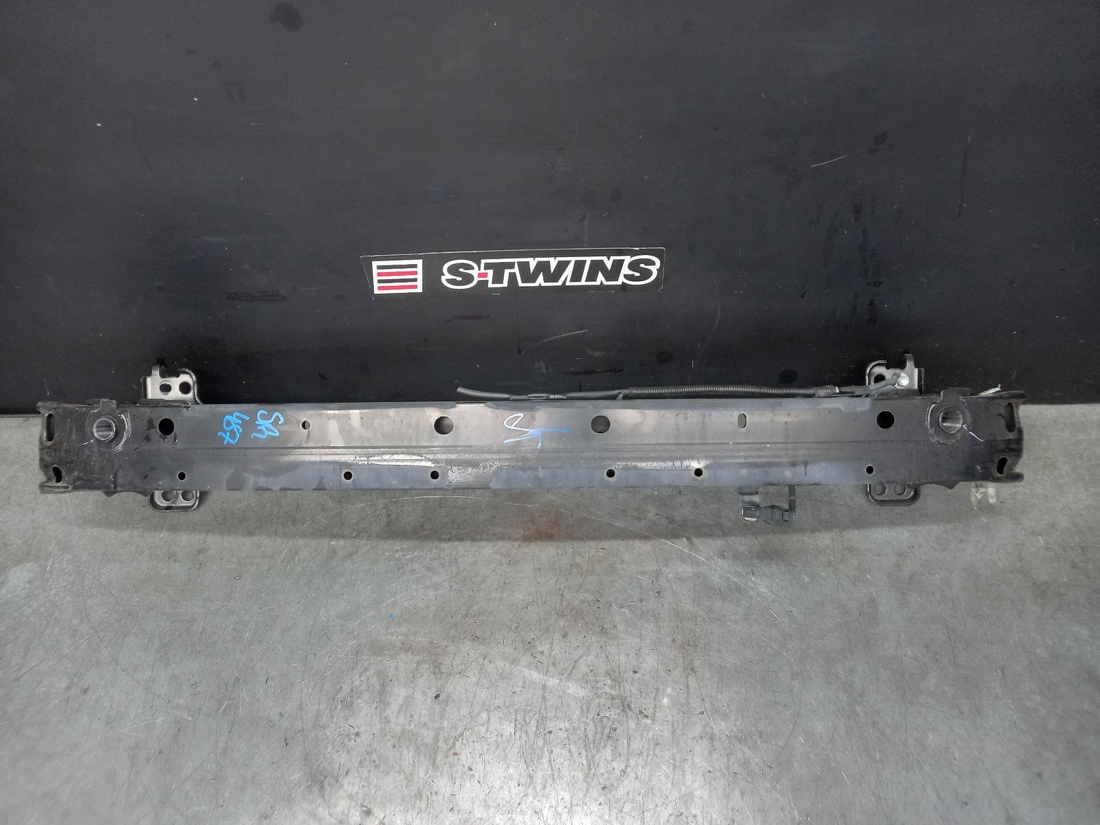 Used auto part listing image: 2014 TOYOTA RAV4 F BAR REINFORC BRACK MAIN REINFORCEMENT, XA40, 12/12-12/18 0000382219