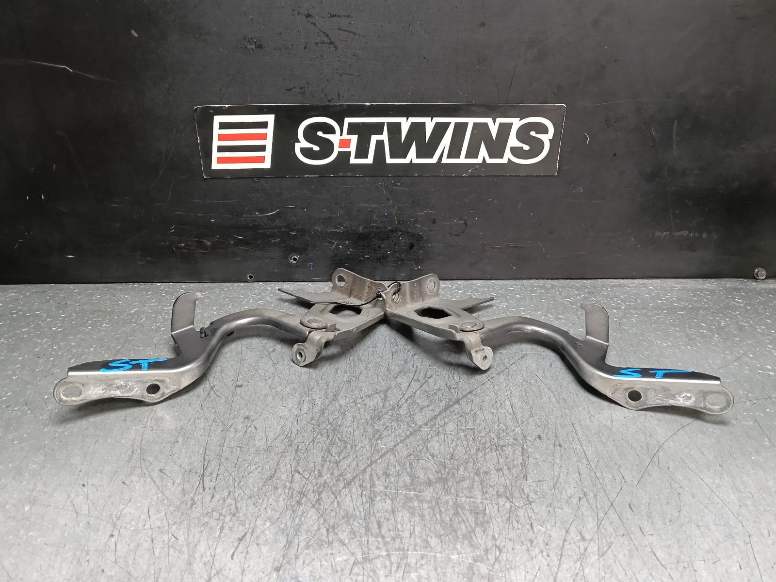 Used auto part listing image: 2014 TOYOTA RAV4 BONNET HINGE STRUT HINGES (PAIR), XA40, 12/12-12/18 0000382220