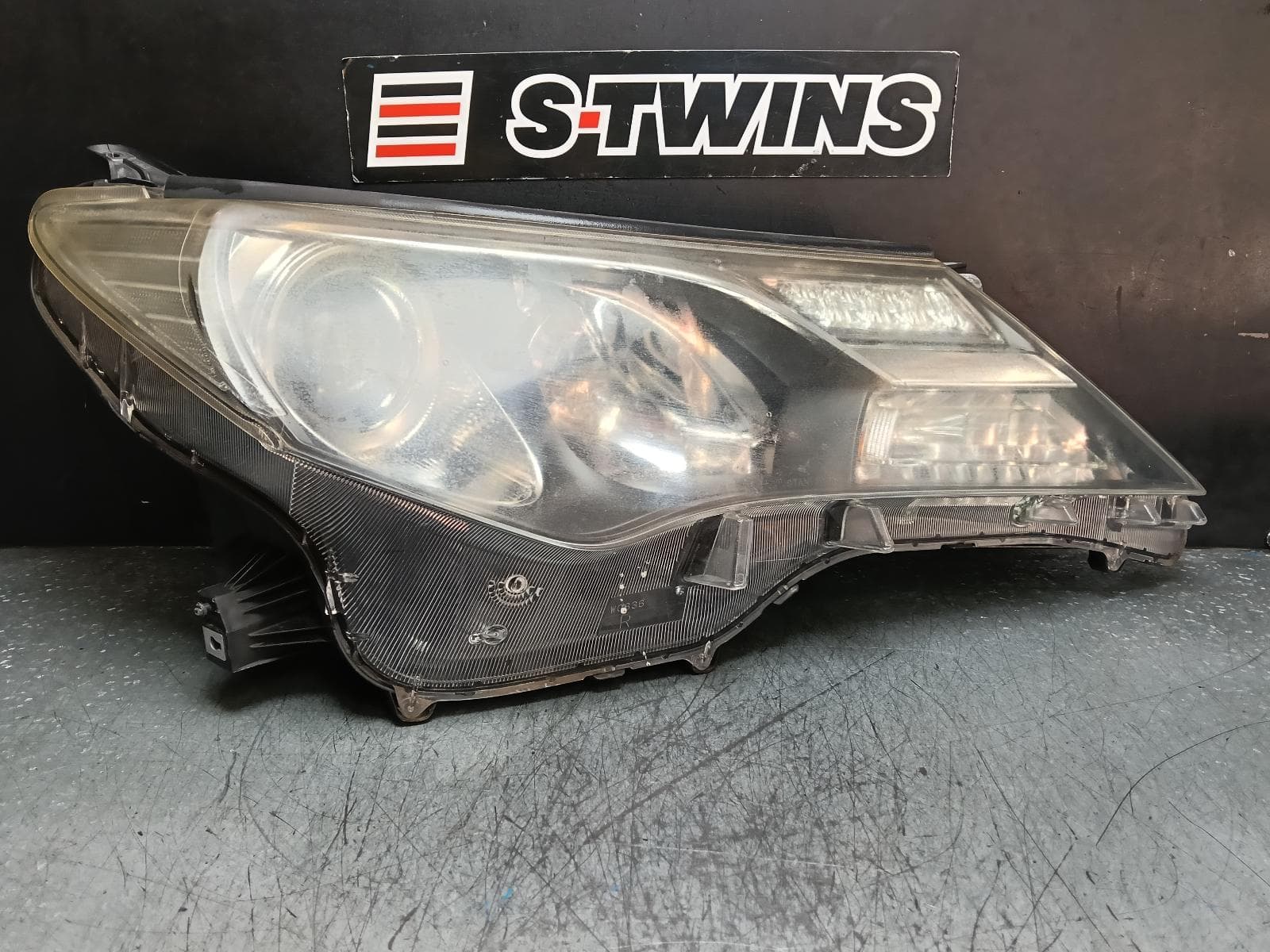 Used auto part listing image: 2014 TOYOTA RAV4 RIGHT HEADLAMP XA40, CRUISER, XENON, AUTO LEVELLING TYPE, 12/12-09/15 0000382221