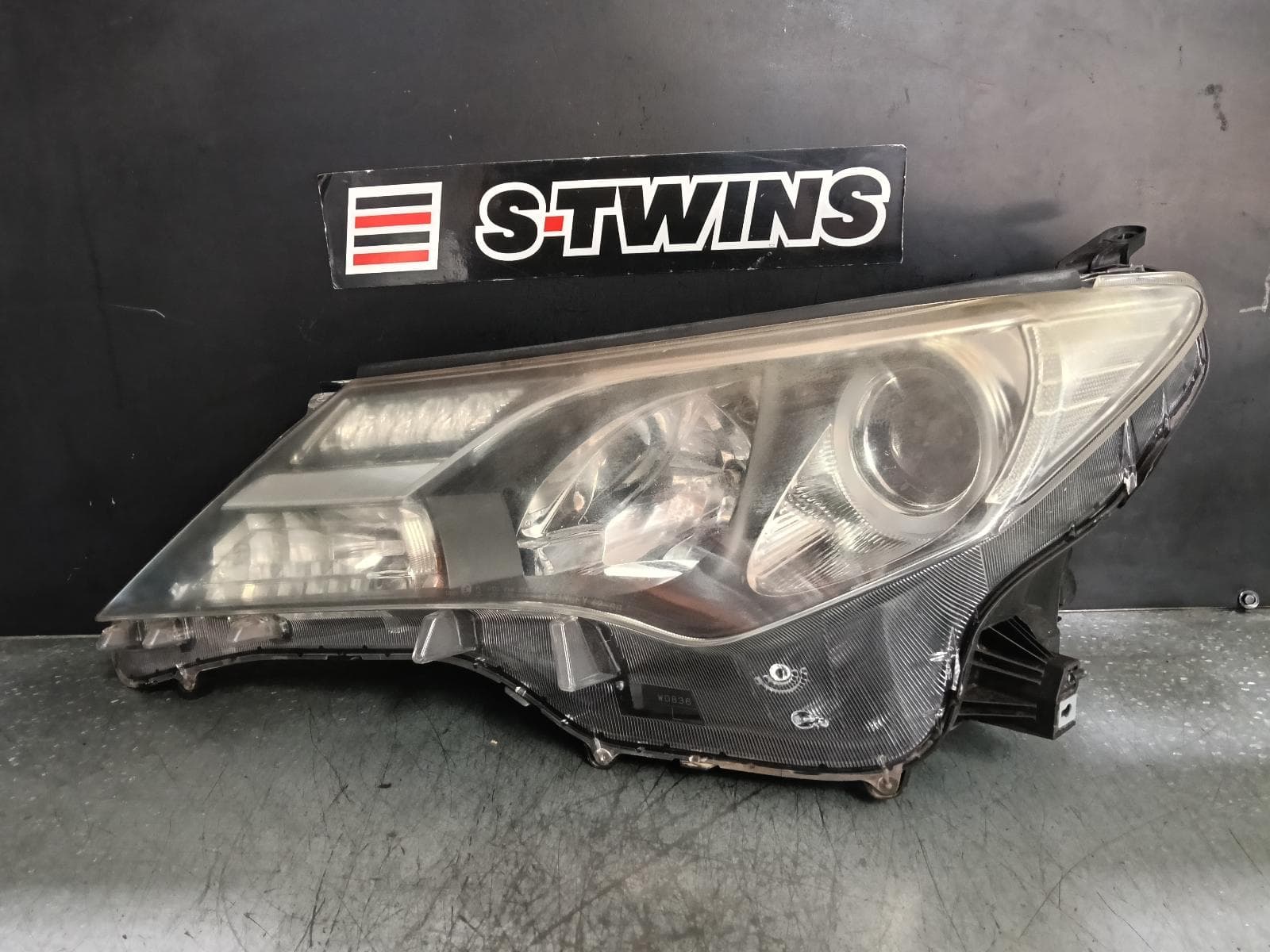 Used auto part listing image: 2014 TOYOTA RAV4 LEFT HEADLAMP XA40, CRUISER, XENON, AUTO LEVELLING TYPE, 12/12-09/15 0000382222