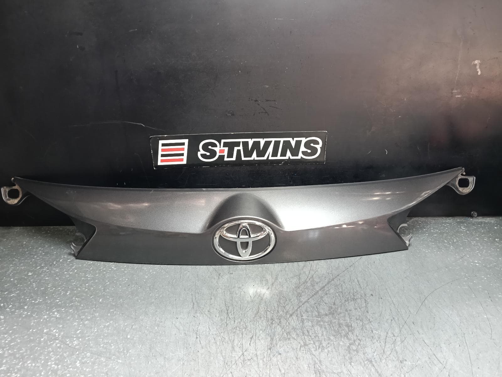 Used auto part listing image: 2014 TOYOTA RAV4 REAR GARNISH TAILGATE GARNISH (CENTRE), GXL/CRUISER, XA40, 12/12-09/15 0000382229