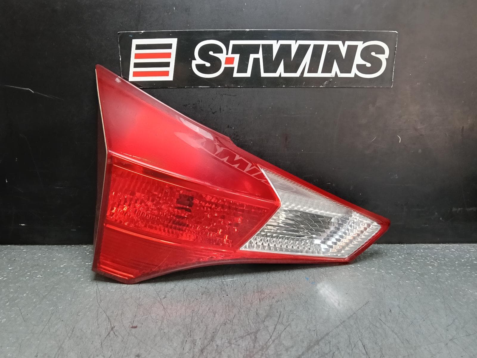 Used auto part listing image: 2014 TOYOTA RAV4 REAR GARNISH TAILGATE LAMP (LH SIDE), XA40, 12/12-09/15 0000382230