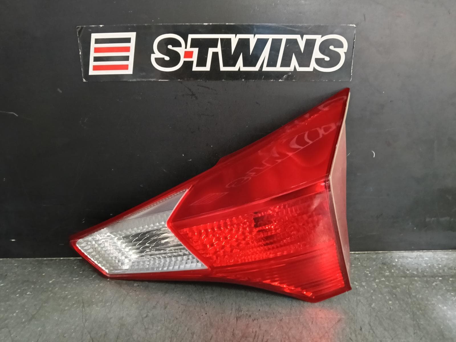 Used auto part listing image: 2014 TOYOTA RAV4 REAR GARNISH TAILGATE LAMP (RH SIDE), XA40, 12/12-09/15 0000382231