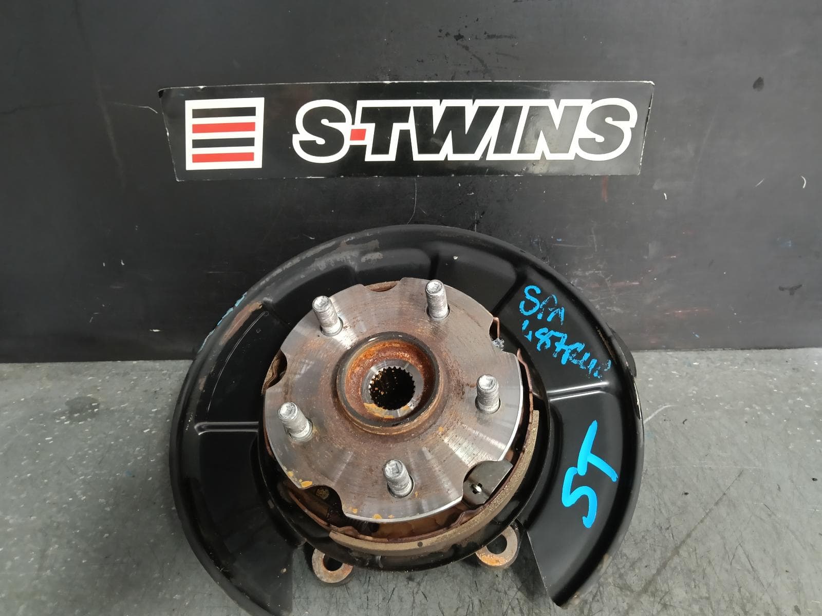 Used auto part listing image: 2014 TOYOTA RAV4 RIGHT REAR HUB ASSEMBLY XA40, 4WD, ABS TYPE, 12/12-12/18 0000382236