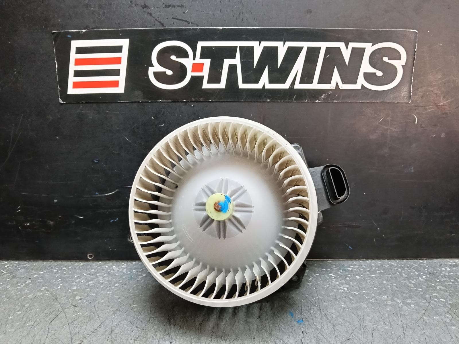 Used auto part listing image: 2014 TOYOTA RAV4 HEATER FAN MOTOR XA40, CLIMATE CONTROL TYPE, 3 PIN, 12/12-12/18 0000382240