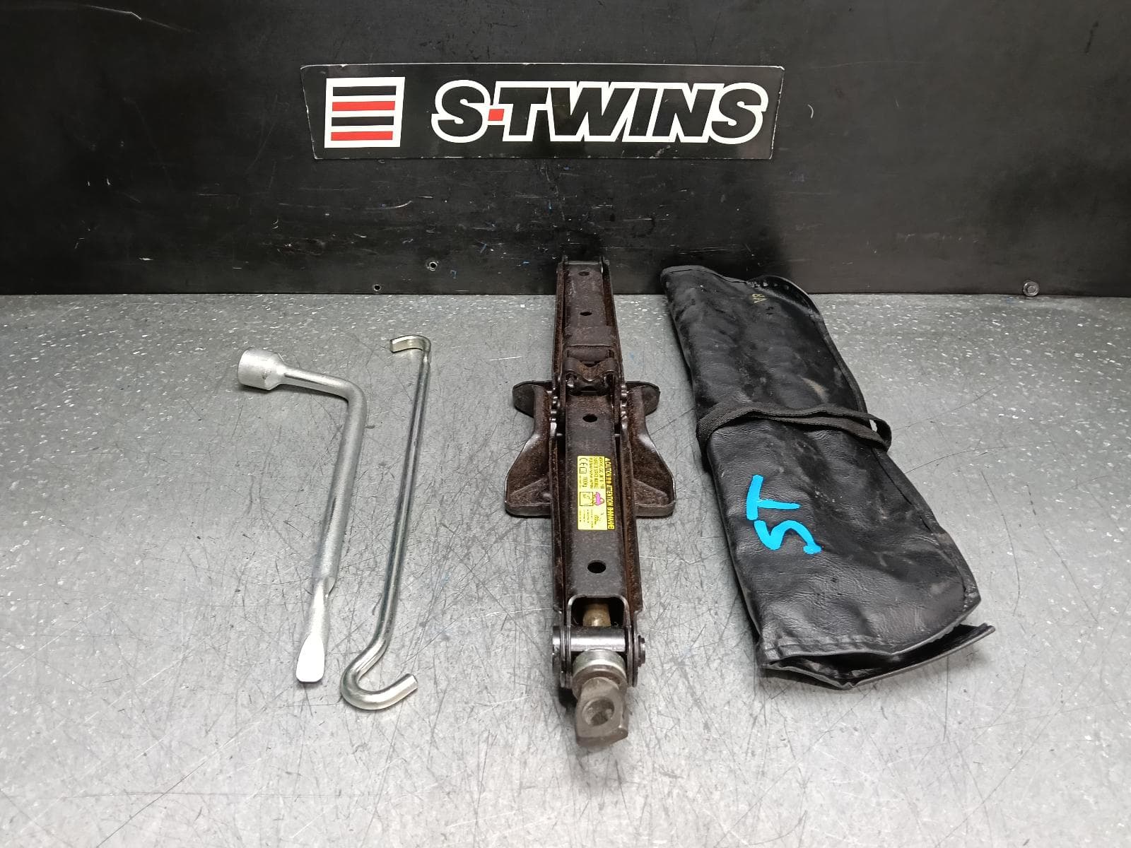 Used auto part listing image: 2014 TOYOTA RAV4 JACK TOOL KIT XA40, 12/12-12/18 0000382246