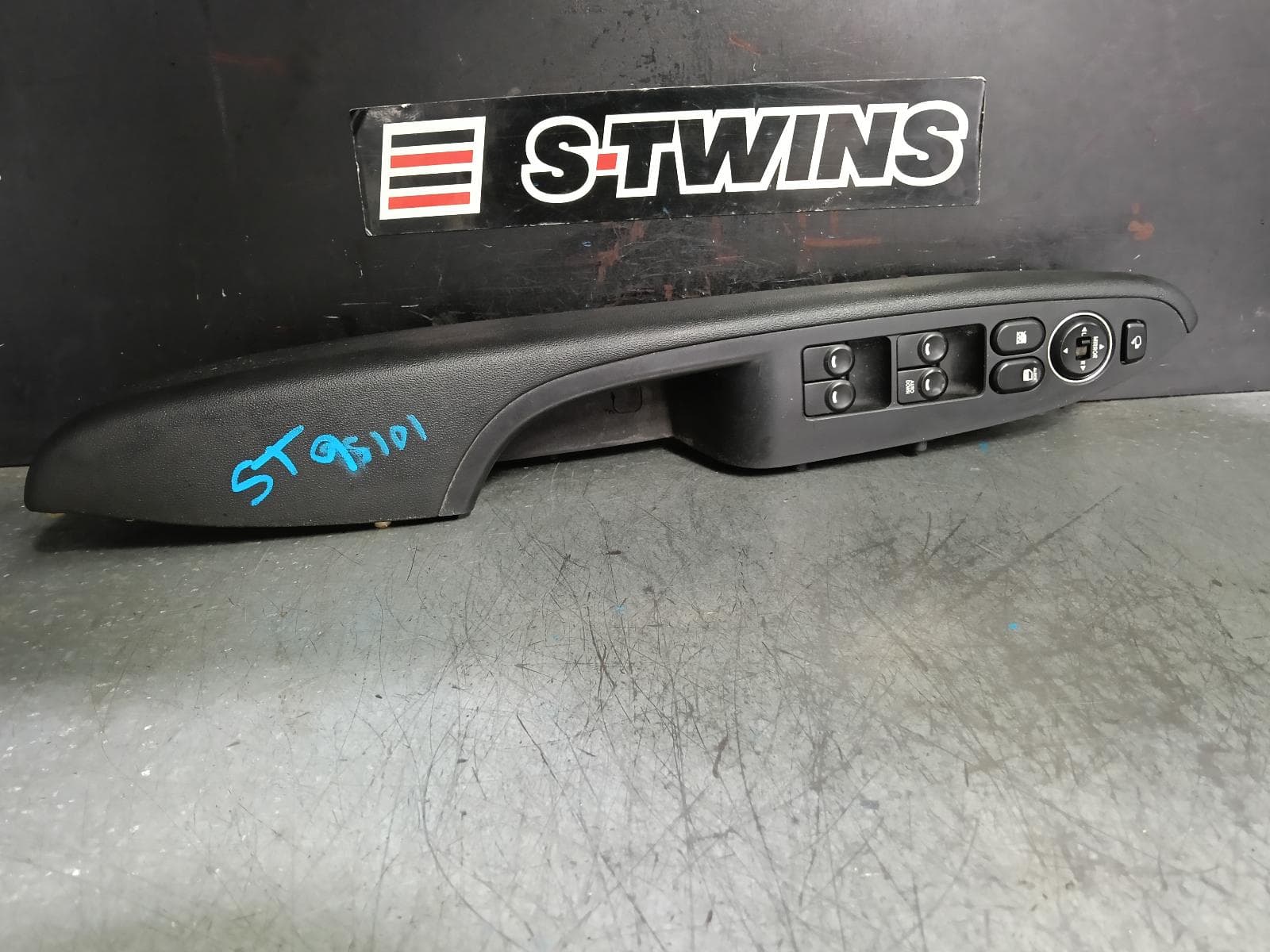 Used auto part listing image: 2011 HYUNDAI I30 PWR DR WIND SWITCH RH FRONT (MASTER SWITCH), POWER FOLD MIRROR TYPE, FD, 09/07-04/12 0000388157