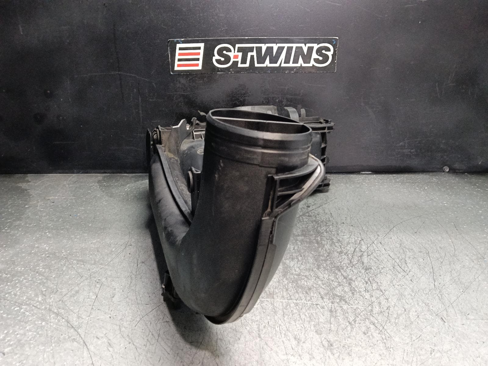 Used auto part listing image: 2016 BMW X5 AIR CLEANER BOX AIR CLEANER, DIESEL, 3.0, N57N, xDRIVE30d, F15, 09/13-07/18 0000403859
