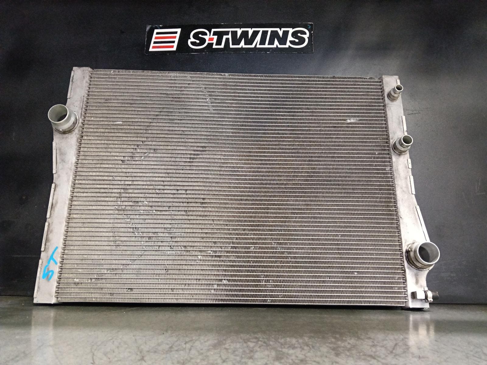 Used auto part listing image: 2016 BMW X5 RADIATOR PRIMARY RADIATOR (CLOSEST TO ENGINE), 3.0, DIESEL, N57N/N57T/N57Z, F15, 09/13-07/18 0000403862