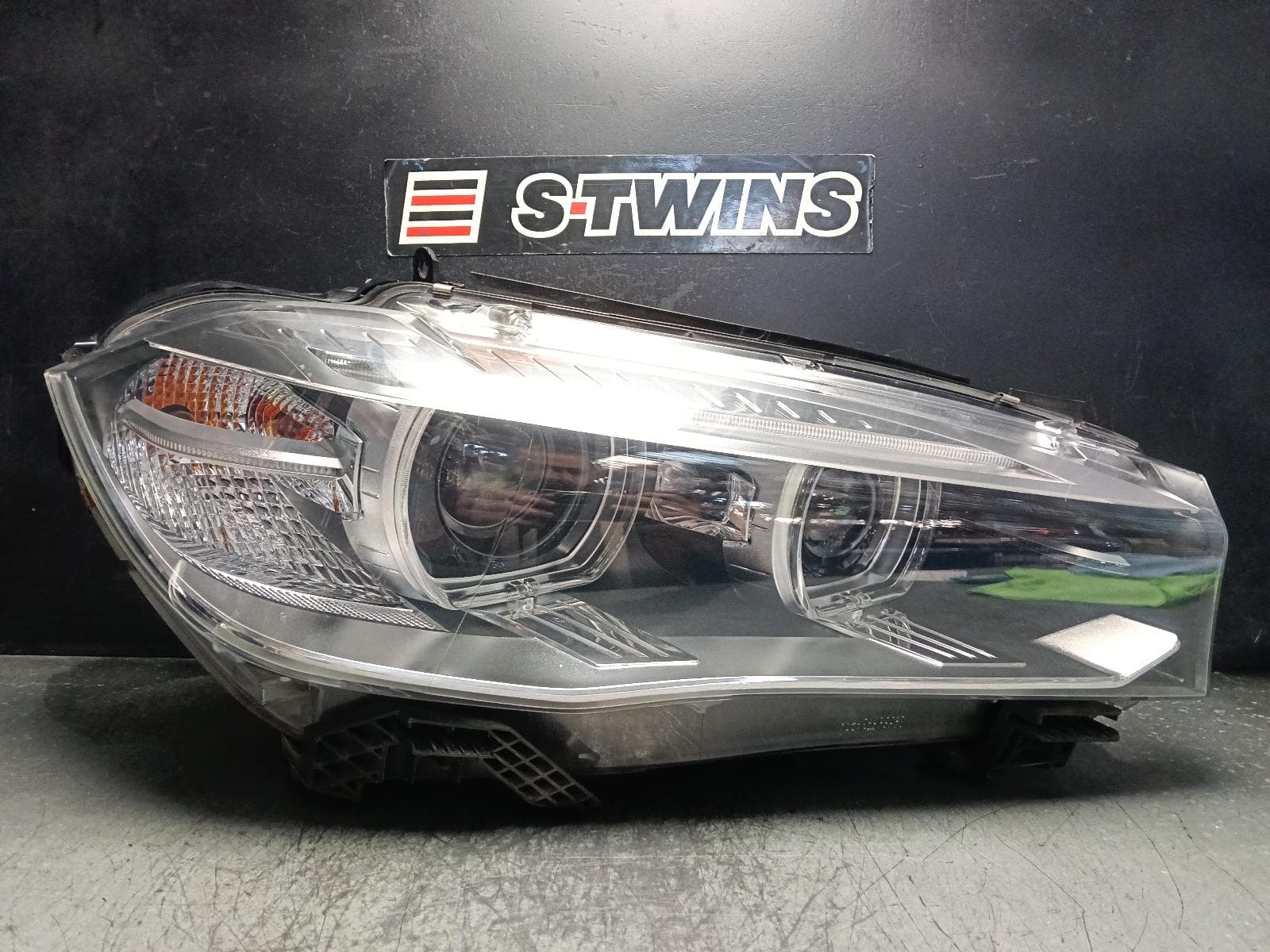 Used auto part listing image: 2016 BMW X5 RIGHT HEADLAMP F15/F85, BI-XENON TYPE, 09/13-07/18 0000403867
