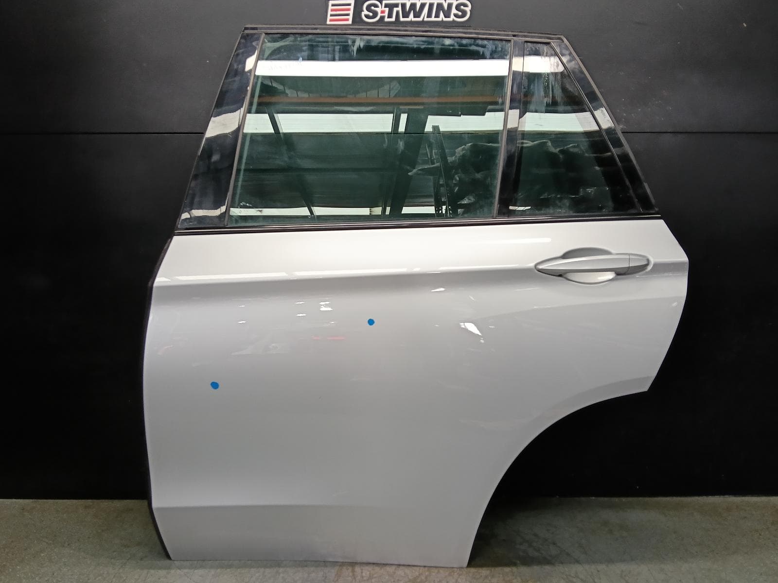 Used auto part listing image: 2016 BMW X5 LEFT REAR DOOR SLIDING F15, 09/13-07/18 0000403234