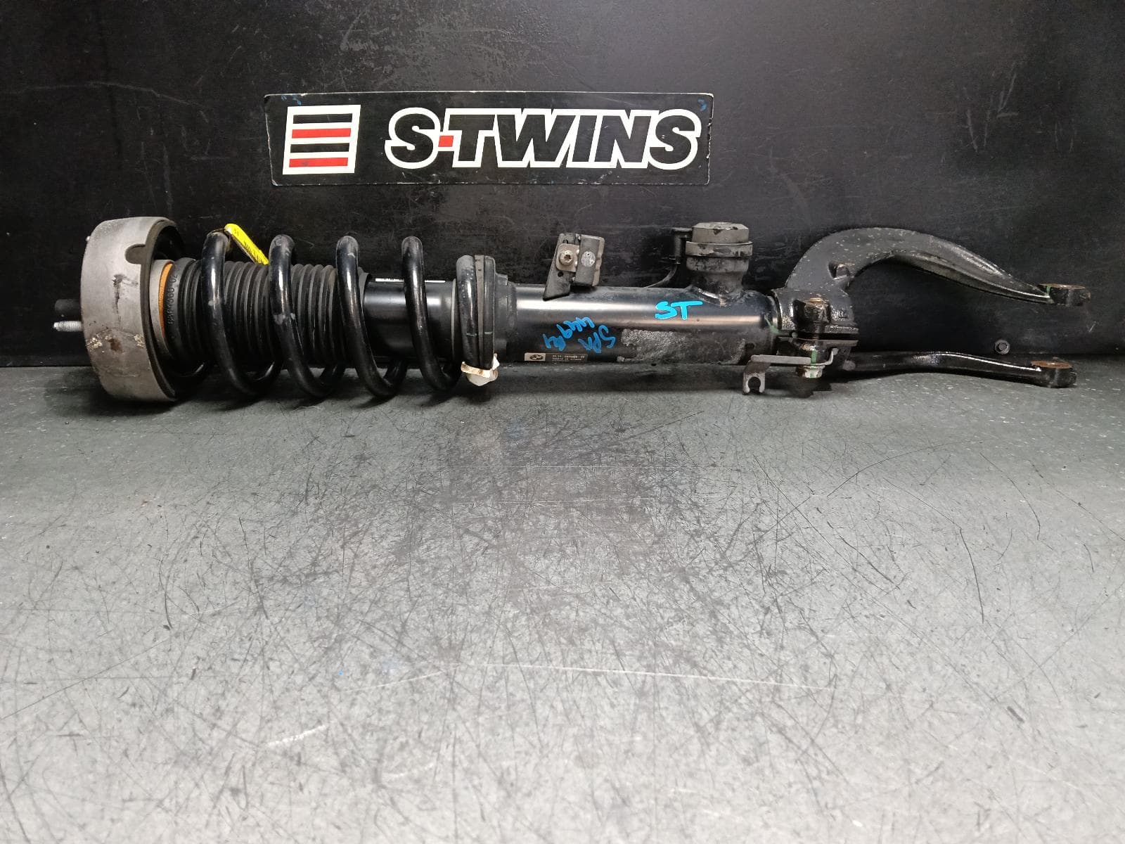 Used auto part listing image: 2016 BMW X5 RIGHT FRONT STRUT F15, ADAPTIVE TYPE, 09/13-07/18 0000403876