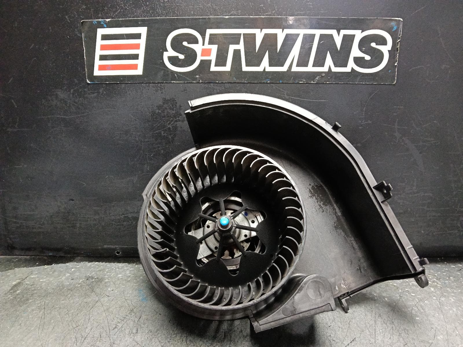 Used auto part listing image: 2016 BMW X5 HEATER FAN MOTOR FRONT, F15/F85, 09/13-07/18 0000403881