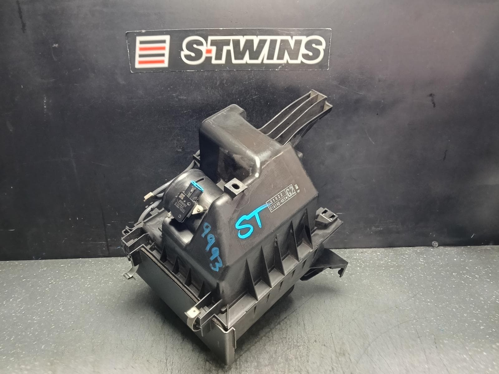 Used auto part listing image: 2011 LEXUS RX SERIES AIR CLEANER BOX AIR CLEANER, GGL15R, 3.5, RX350, 12/08-05/12 0000388952