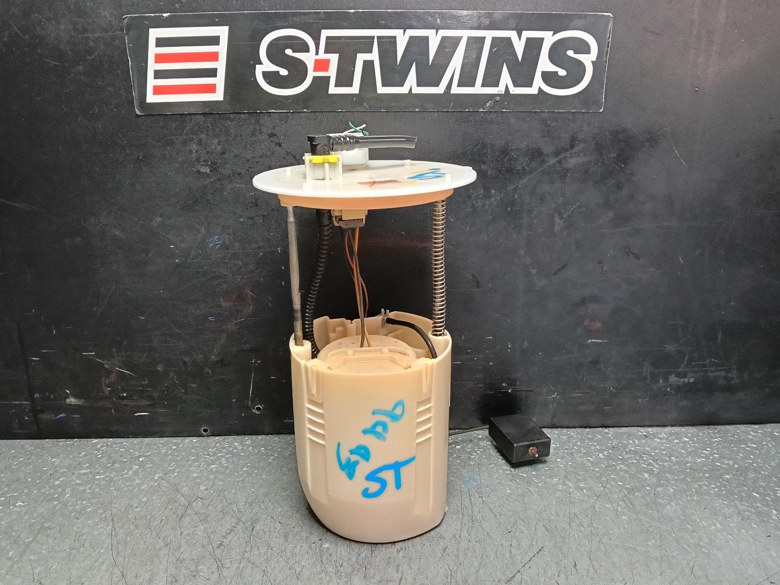 Used auto part listing image: 2011 LEXUS RX SERIES FUEL PUMP AL10, 03/09-09/15 0000388953