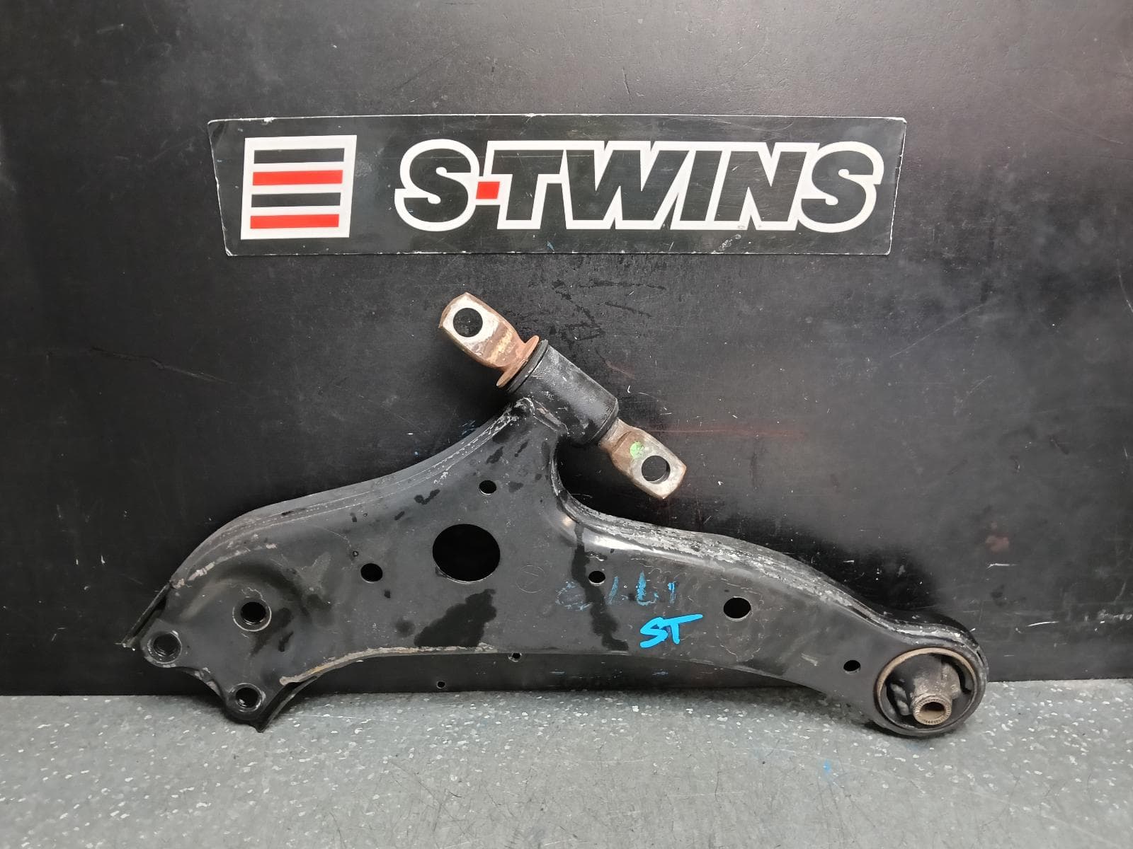 Used auto part listing image: 2011 LEXUS RX SERIES RIGHT FRONT LOWER CONTROL ARM AL10, 12/08-08/15 0000388961