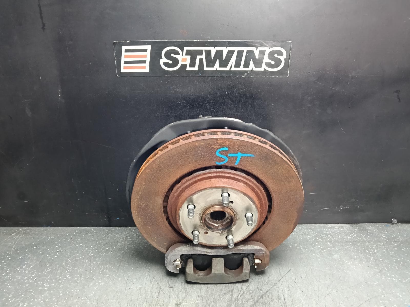 Used auto part listing image: 2011 LEXUS RX SERIES LEFT FRONT HUB ASSEMBLY AL10, 12/08-08/15 0000388962