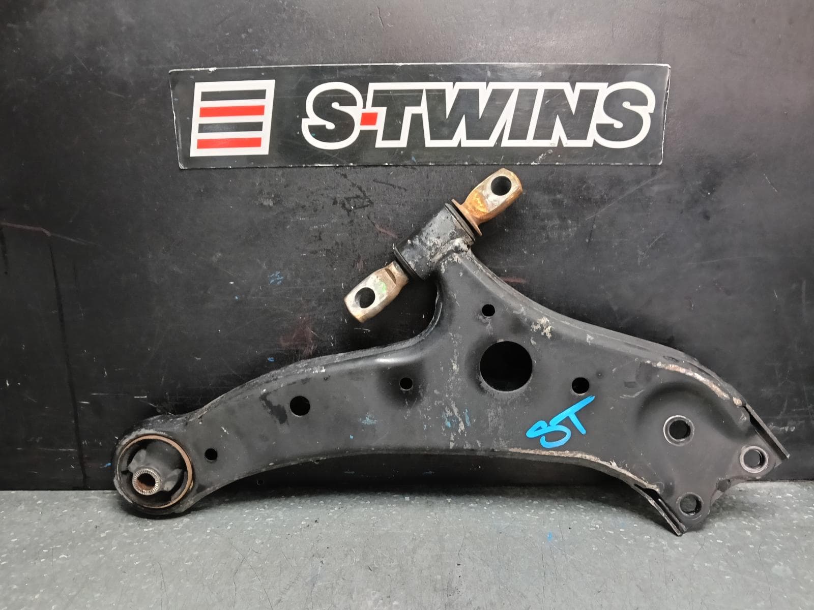 Used auto part listing image: 2011 LEXUS RX SERIES LEFT FRONT LOWER CONTROL ARM AL10, 12/08-08/15 0000388964