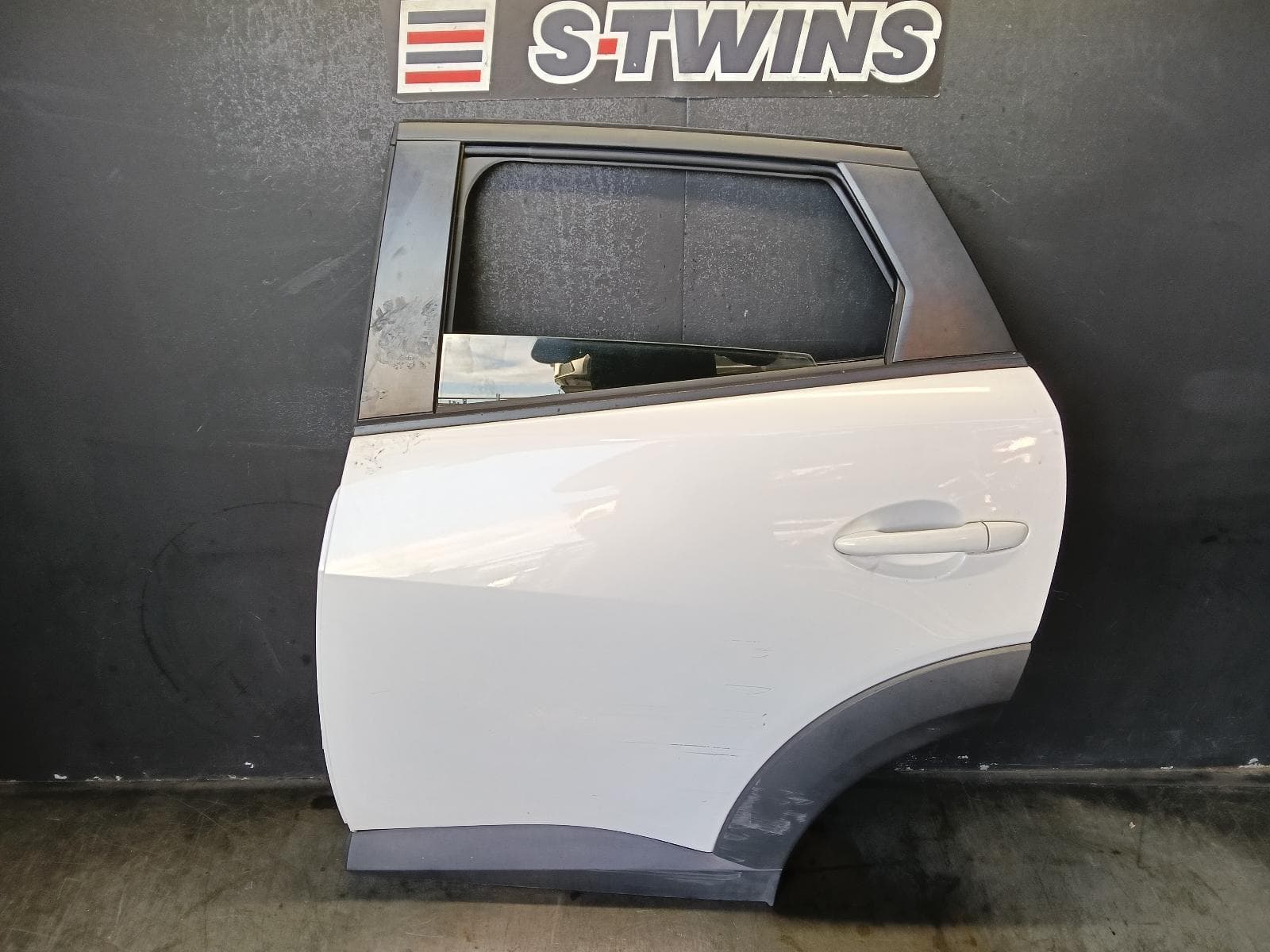 Used auto part listing image: 2016 MAZDA CX3 LEFT REAR DOOR SLIDING DK, 03/15- 0000378016