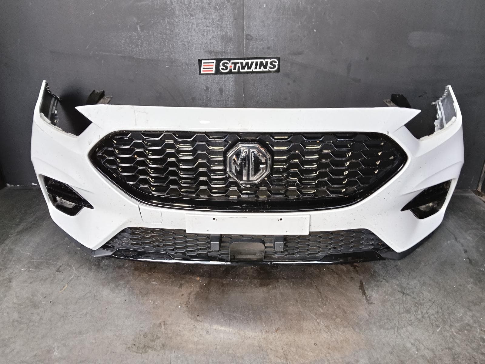 Used auto part listing image: 2021 MG ZS FRONT BUMPER AZS1, ZST TYPE, BUMPER BAR, BLACK TRIM, 01/20- 0000377921