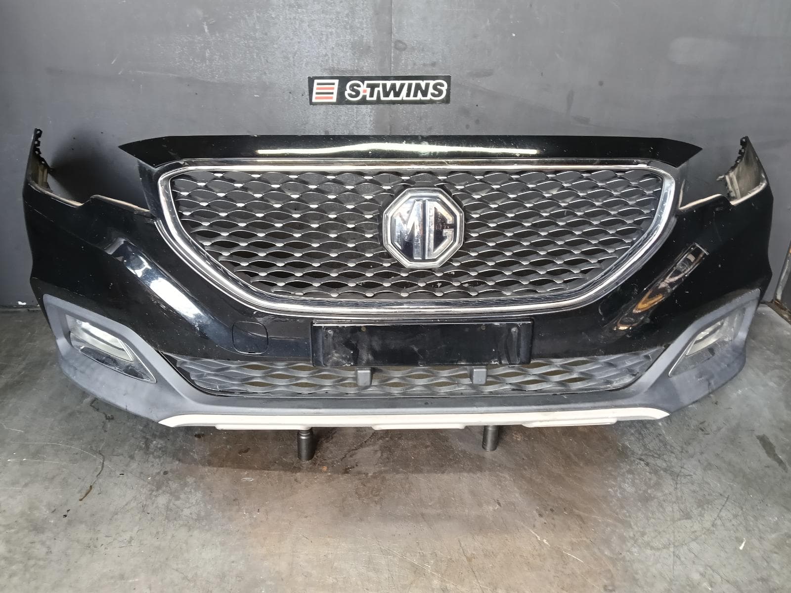 Used auto part listing image: 2019 MG ZS FRONT BUMPER AZS1, ZS TYPE, BUMPER BAR, 09/17- 0000377726