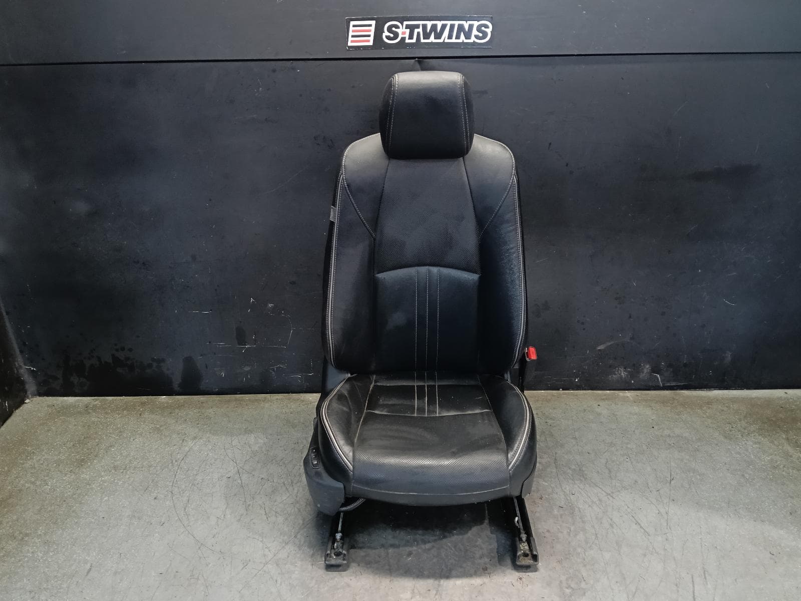 Used auto part listing image: 2020 MAZDA CX3 FRONT SEAT RH FRONT, DK, LEATHER, AKARI, BLACK, 06/18- 0000412656