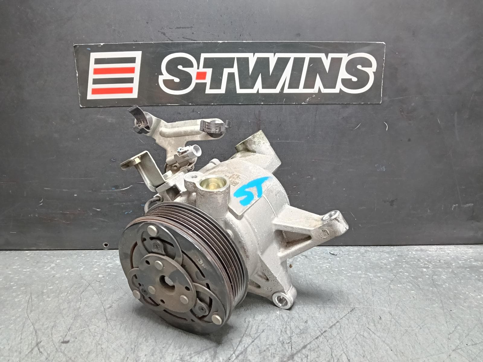 Used auto part listing image: 2014 SUBARU XV A C COMPRESSOR G4X, 2.0, PETROL, P/N FJ040, 03/13-04/17 0000382030