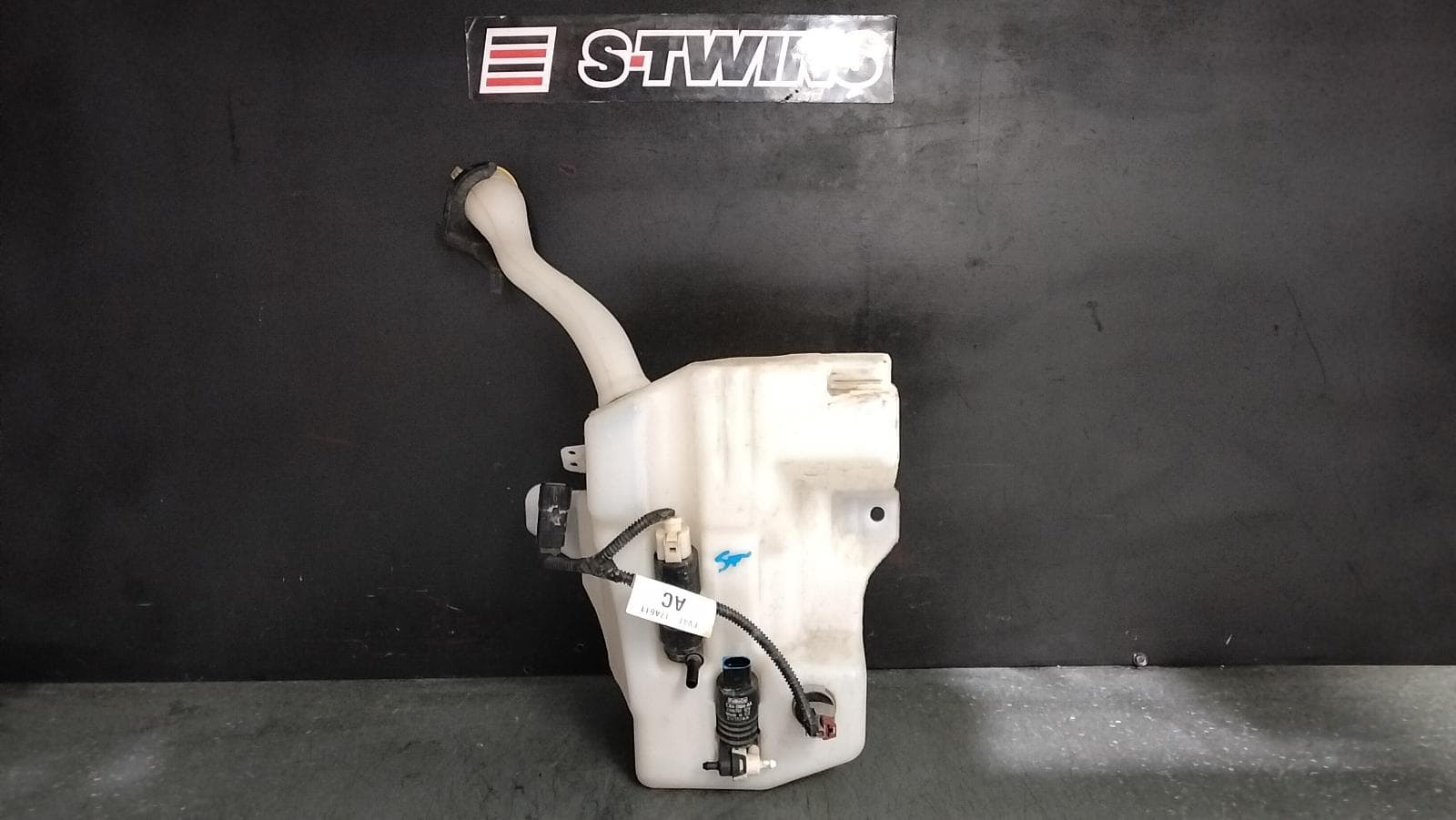 Used auto part listing image: 2017 FORD ESCAPE WASHER BOTTLE ZG, W/ H/LAMP WASHERS TYPE, 09/16-05/20 0000388277