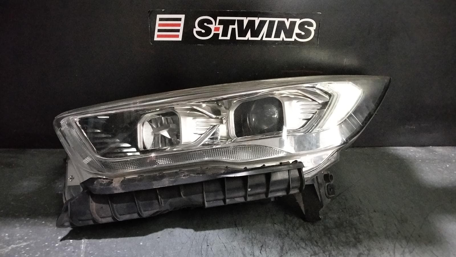 Used auto part listing image: 2017 FORD ESCAPE LEFT HEADLAMP ZG, TITANIUM, XENON TYPE, 09/16-05/20 0000388284