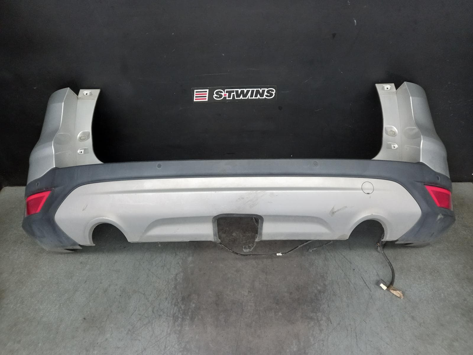 Used auto part listing image: 2017 FORD ESCAPE REAR BUMPER BUMPER BAR (3 PIECE), BLACK, W/ 6 PARK SENSOR TYPE, ZG, 09/16-05/20 0000388287