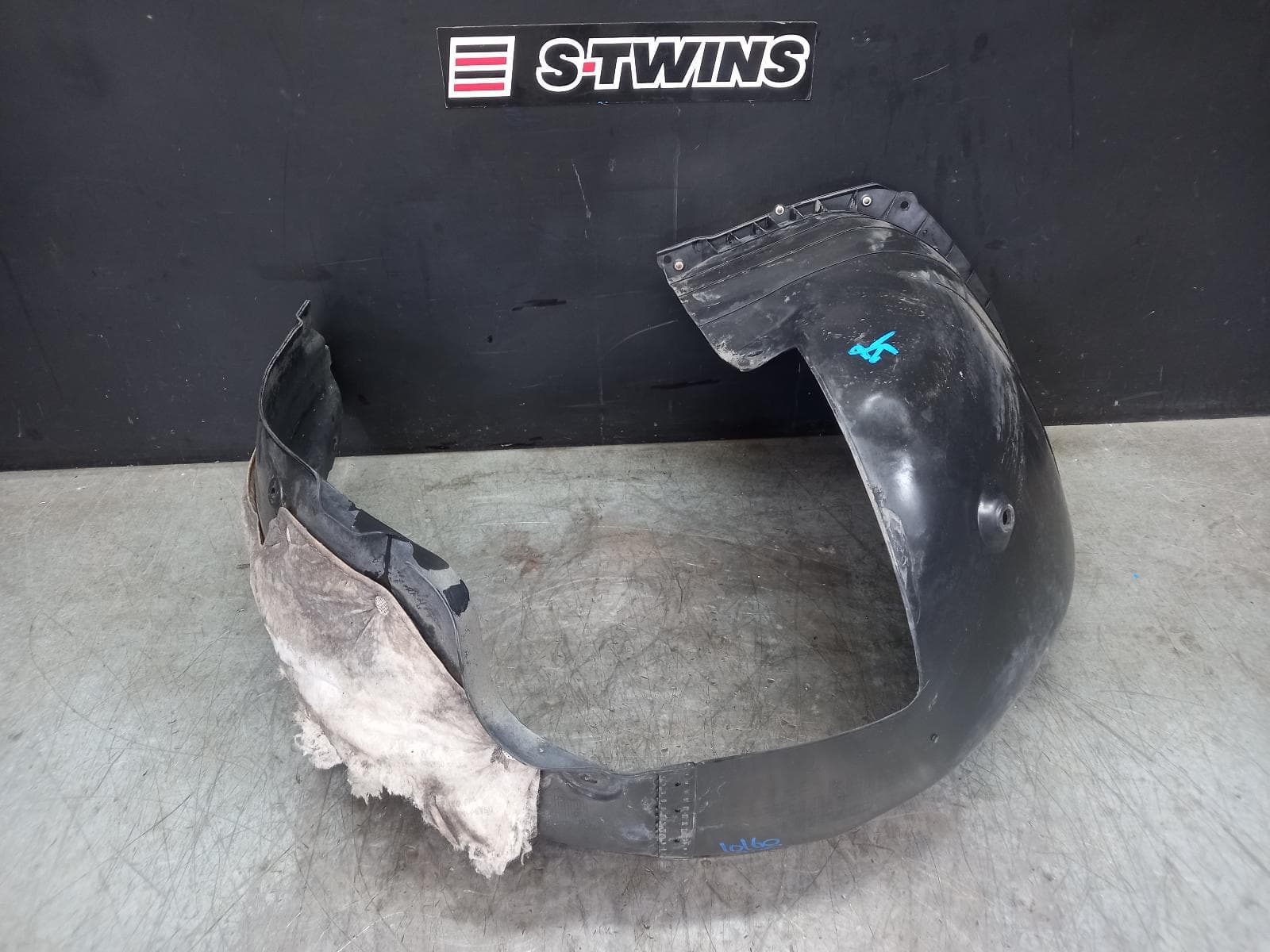 Used auto part listing image: 2018 HYUNDAI I30 RIGHT GUARD LINER FRONT, PD, HATCH (S. KOREA VIN KMHH), STANDARD TYPE, 03/17-07/20 0000383385