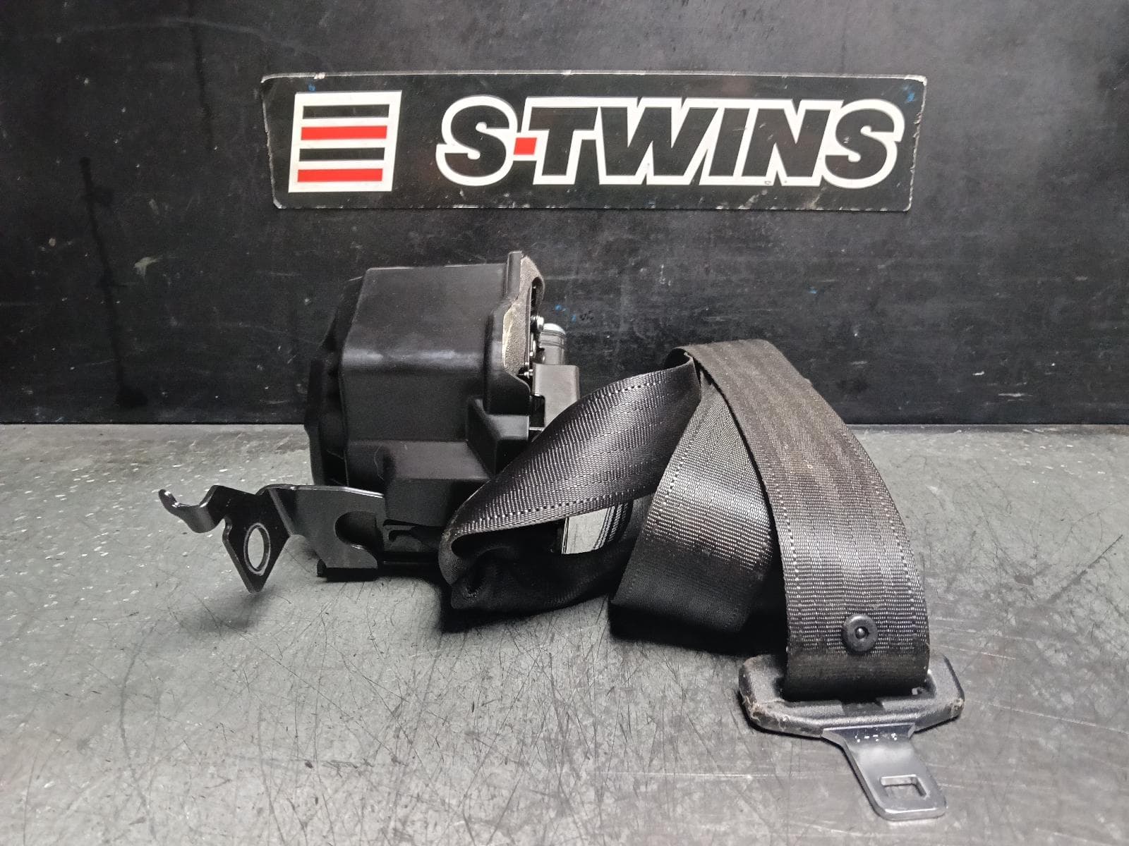 Used auto part listing image: 2018 MAZDA CX5 SEAT BELT STALK LH REAR, SEAT BELT ONLY, KF, 02/17- 0000411598