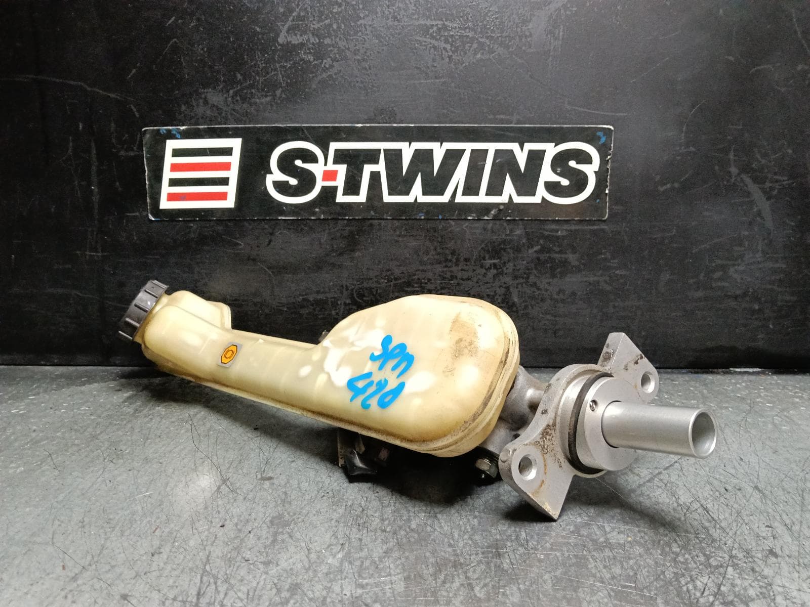 Used auto part listing image: 2013 MAZDA CX9 MASTER CYLINDER TB, 12/07-12/15 0000404169