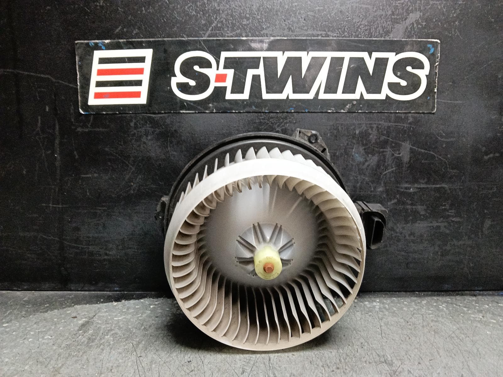 Used auto part listing image: 2013 MAZDA CX9 HEATER FAN MOTOR FRONT, TB, 12/07-12/15 0000404185