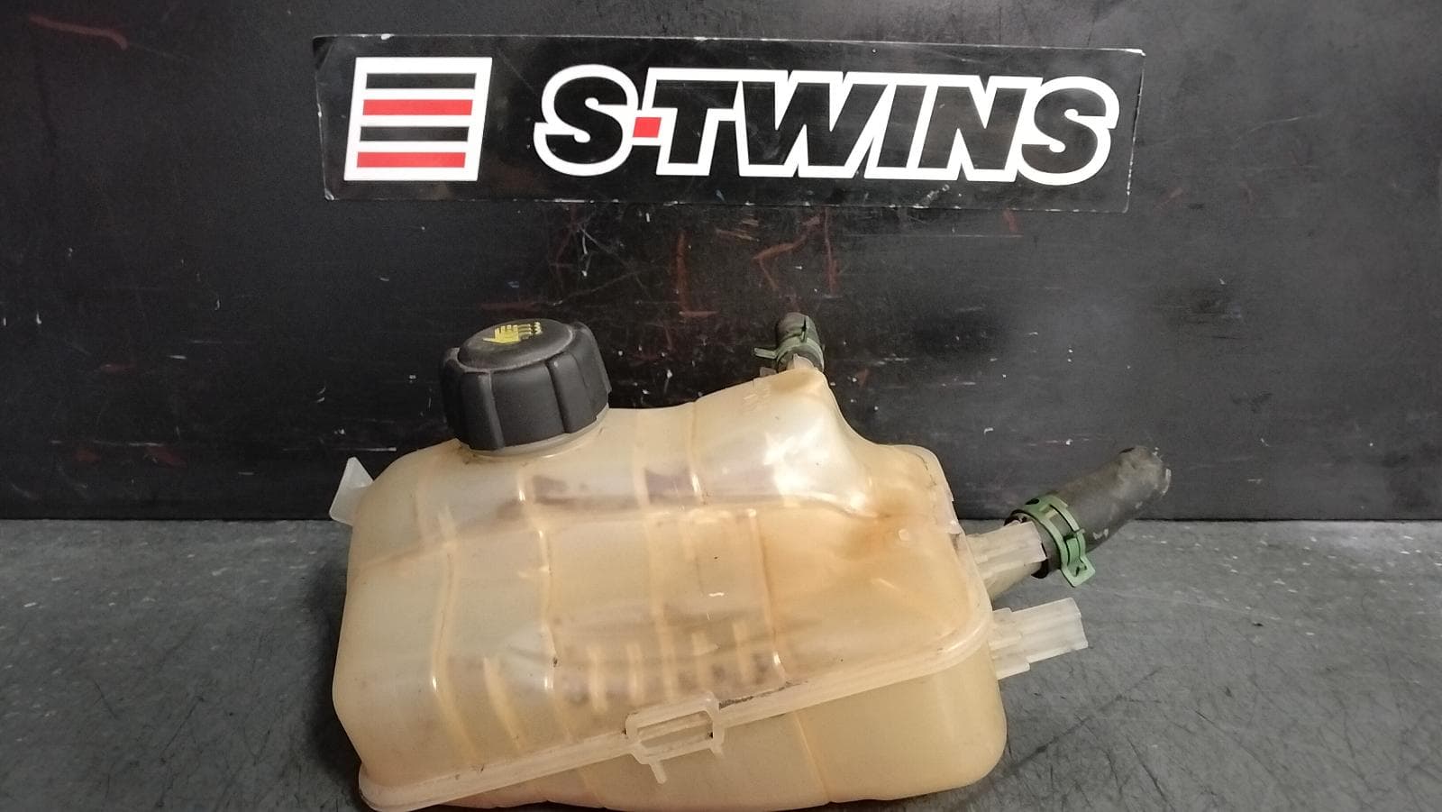 Used auto part listing image: 2016 RENAULT MEGANE OVERFLOW BOTTLE X32/X95, 09/10-05/16 0000385250