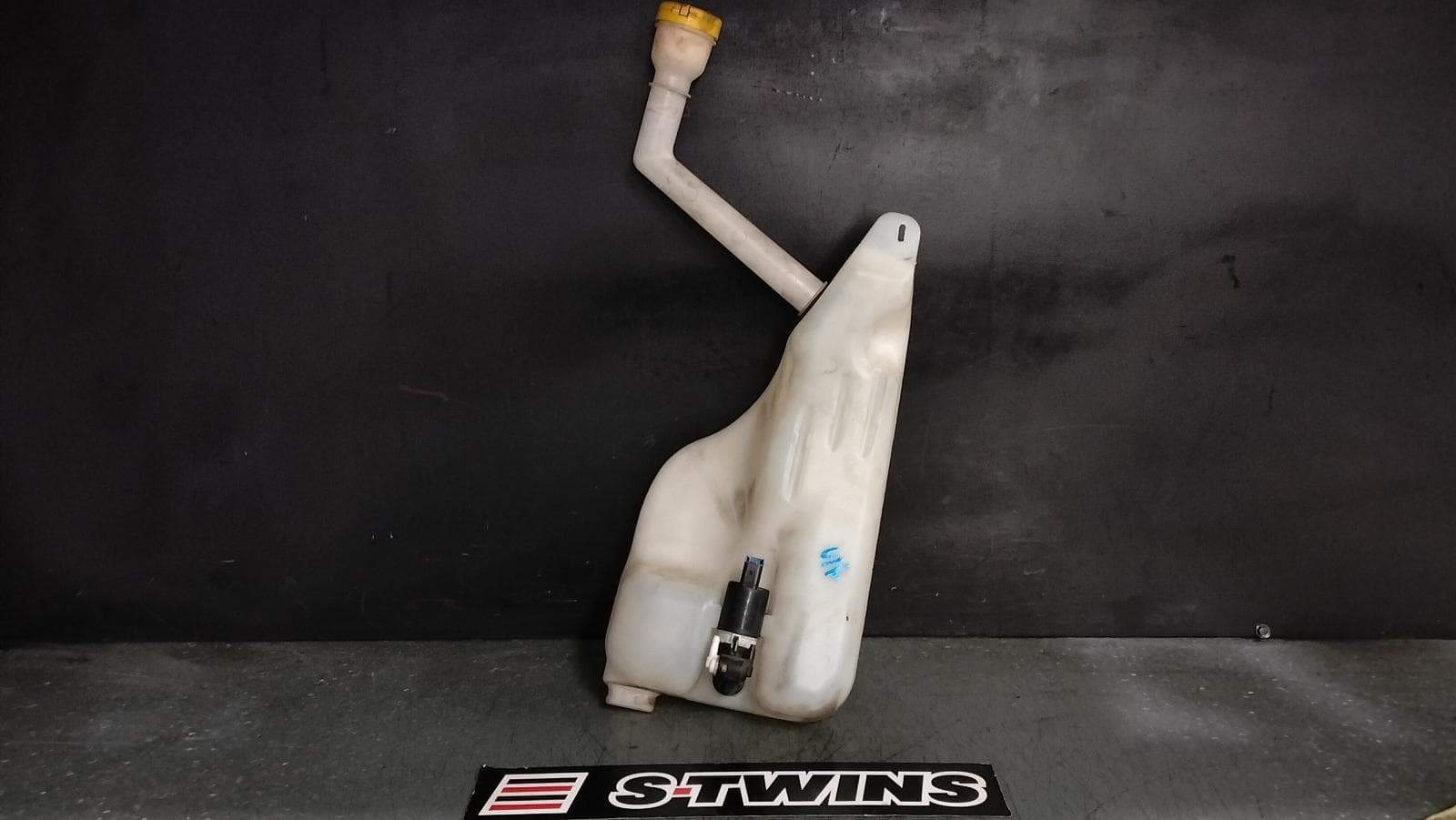 Used auto part listing image: 2016 RENAULT MEGANE WASHER BOTTLE X32/X95, NON H/LAMP WASHER TYPE, 09/10-05/16 0000385255