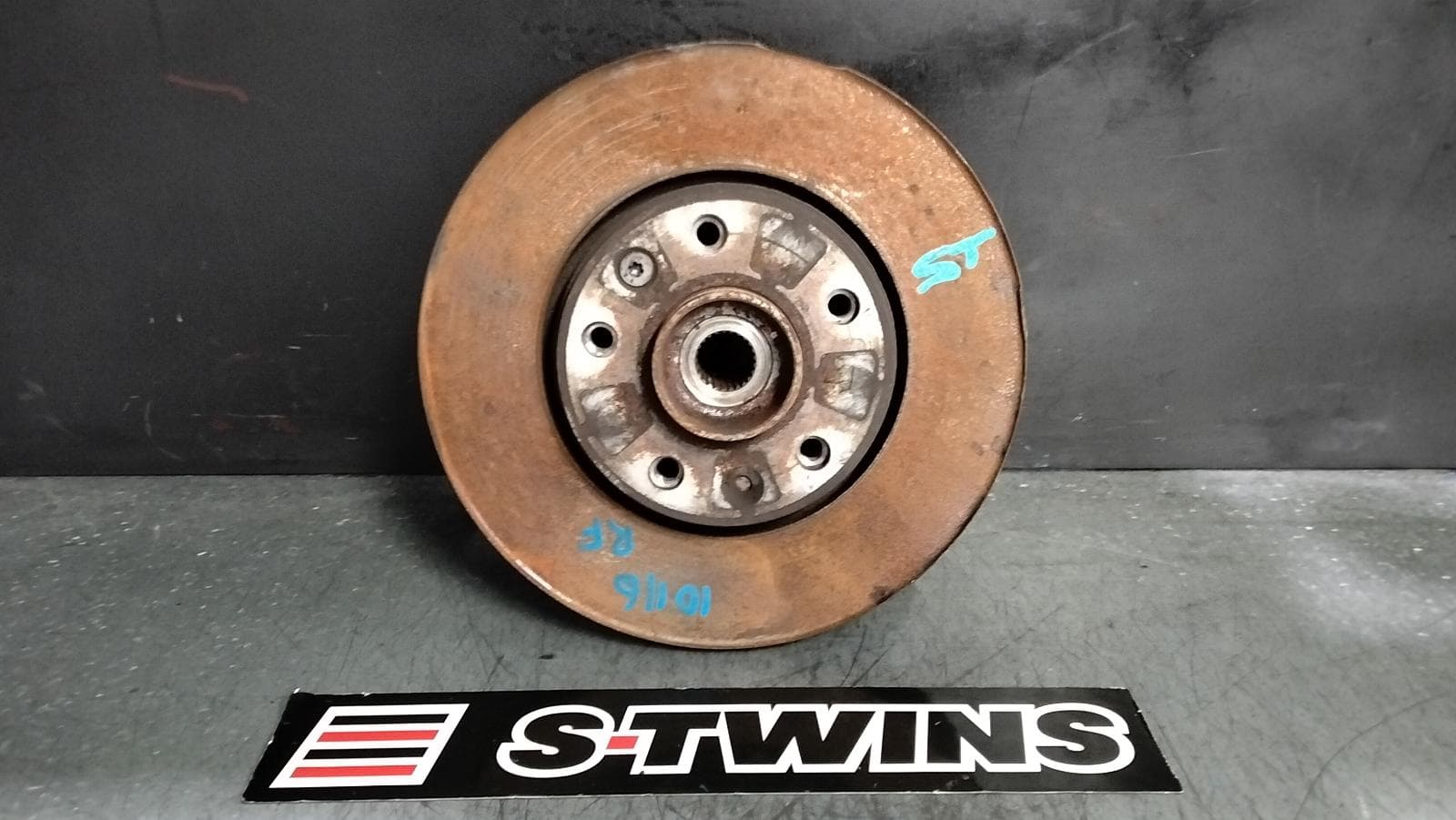 Used auto part listing image: 2016 RENAULT MEGANE RIGHT FRONT HUB ASSEMBLY X32/X95, 09/10-05/16 0000385252