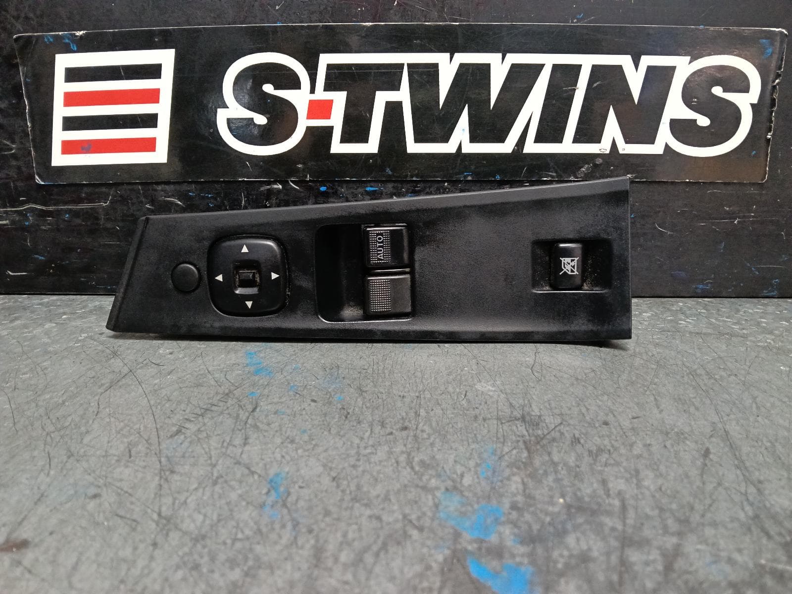 Used auto part listing image: 2019 MAZDA BT50 PWR DR WIND SWITCH RH FRONT (MASTER SWITCH), 2DR TYPE, UR, 06/15-06/20 0000403374