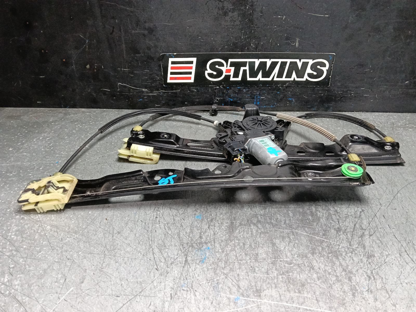 Used auto part listing image: 2019 MAZDA BT50 RIGHT FRONT WINDOW REG MOTOR DOOR REG ASSY (REG AND MOTOR), 6 PIN, UP-UR, 10/11-06/20 0000403376