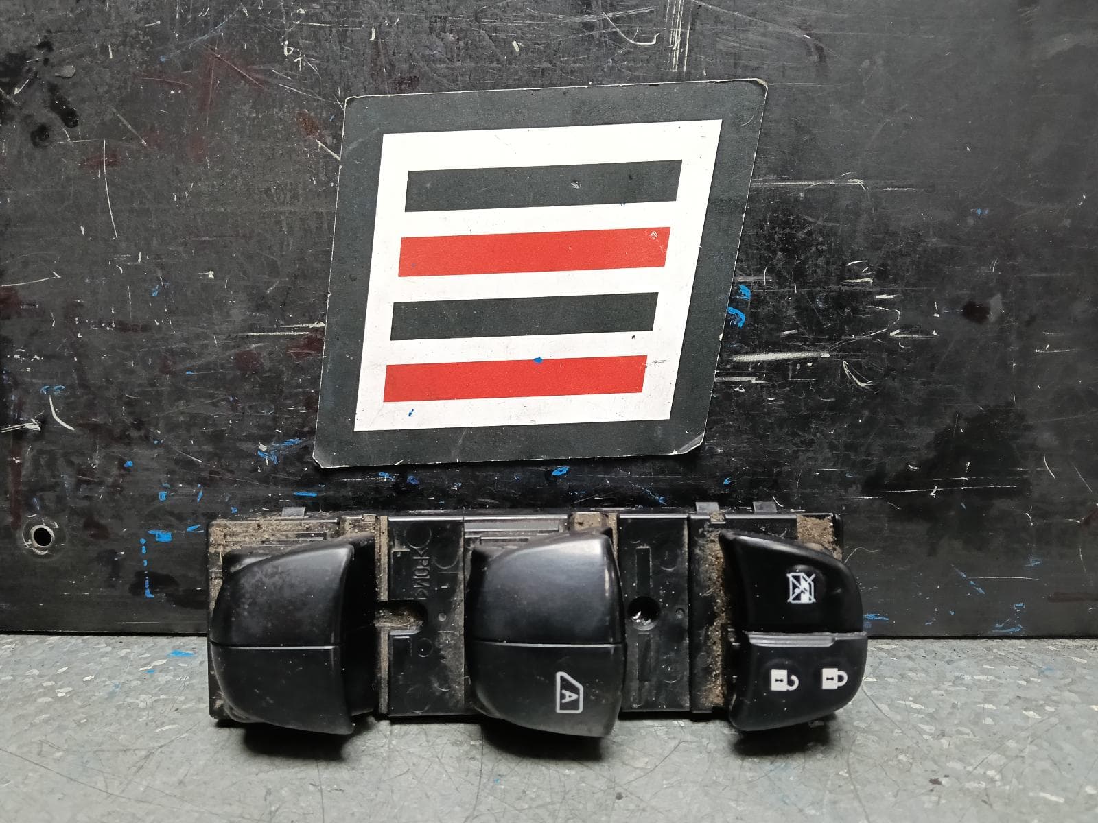 Used auto part listing image: 2016 NISSAN XTRAIL PWR DR WIND SWITCH RH FRONT (MASTER SWITCH), T32, 02/14-07/22 0000401285
