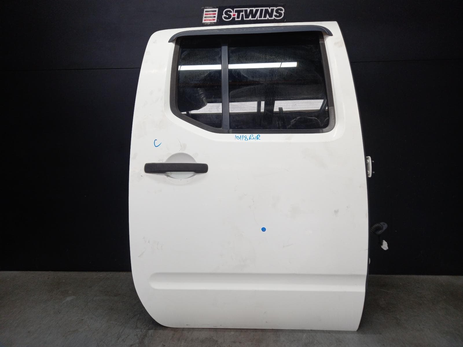 Used auto part listing image: 2012 NISSAN NAVARA RIGHT REAR DOOR SLIDING D40 (VIN VSK), DUAL CAB, SPAIN BUILT, 09/05-08/15 0000381497