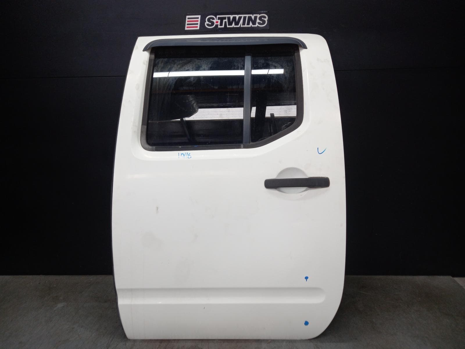 Used auto part listing image: 2012 NISSAN NAVARA LEFT REAR DOOR SLIDING D40 (VIN VSK), DUAL CAB, SPAIN BUILT, 09/05-08/15 0000381368