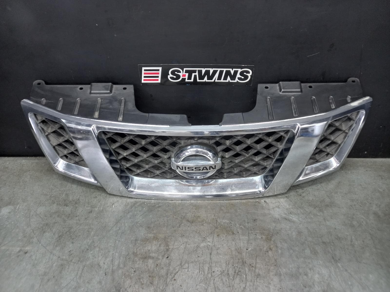 Used auto part listing image: 2012 NISSAN NAVARA GRILLE D40 (VIN VSK), RADIATOR GRILLE, CHROME, 01/10-08/15 0000381385