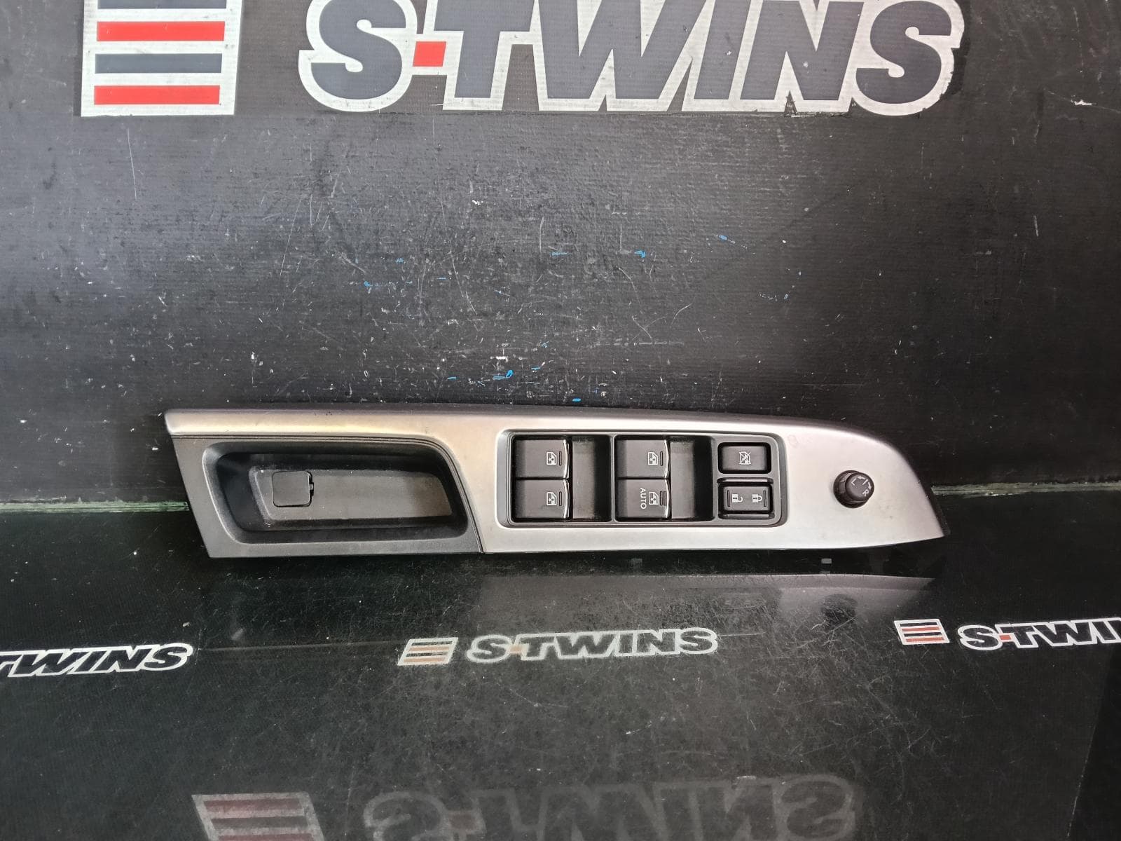 Used auto part listing image: 2015 SUBARU XV PWR DR WIND SWITCH RH FRONT (MASTER SWITCH), G4X, W/ CHROME LINES ON BUTTON TYPE, FJ13, 01/15-04/17 0000381252