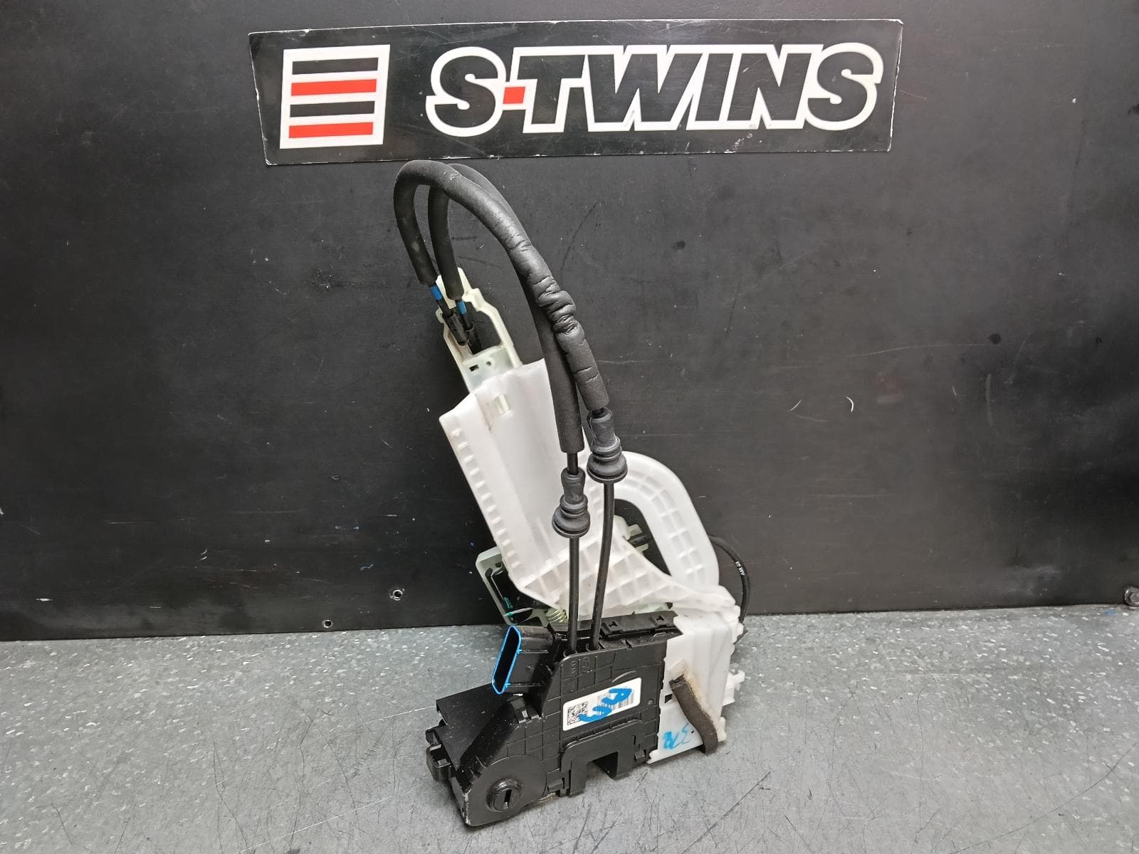 Used auto part listing image: 2020 HYUNDAI TUCSON DOOR BOOT GATE LOCK RIGHT REAR DOOR LOCK, VIN KMH, TL, 06/15-01/21 0000380725